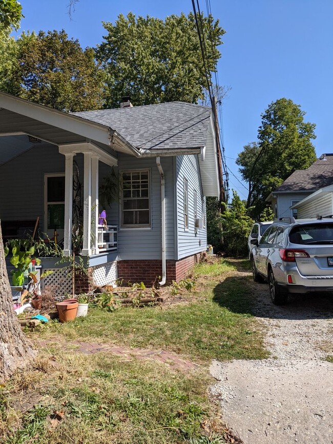 Building Photo - Charming 2-Bedroom House with Front Porch ...