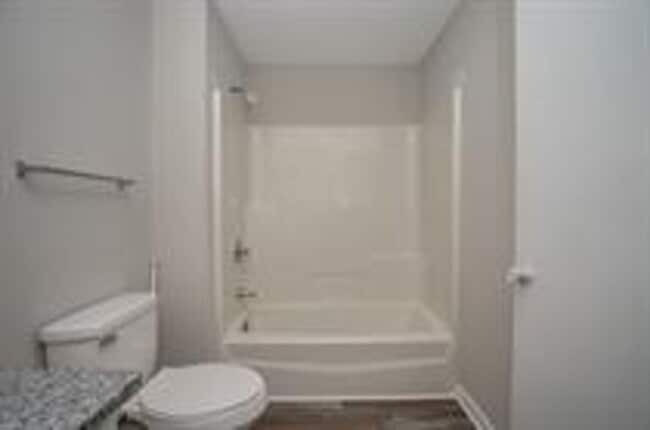 Building Photo - Brick 3 Bedroom 2 Bathroom Ranch