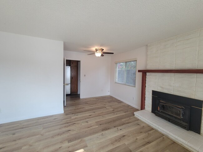 Building Photo - 2704 S Fairway Ct