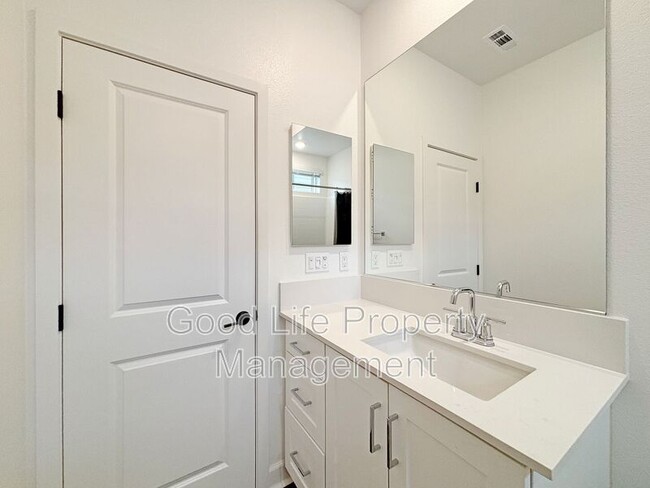 Building Photo - 820 Makani St