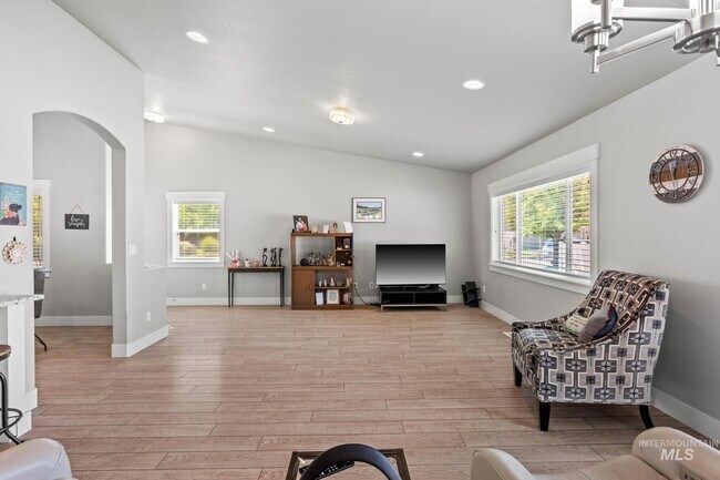 Building Photo - 319 N Baxter Way