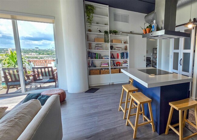 Building Photo - 10 SW South River Dr