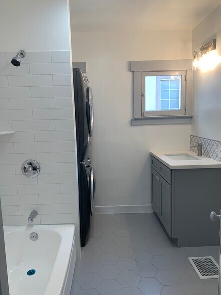 Bathroom 1 - 515 N Atlantic Blvd