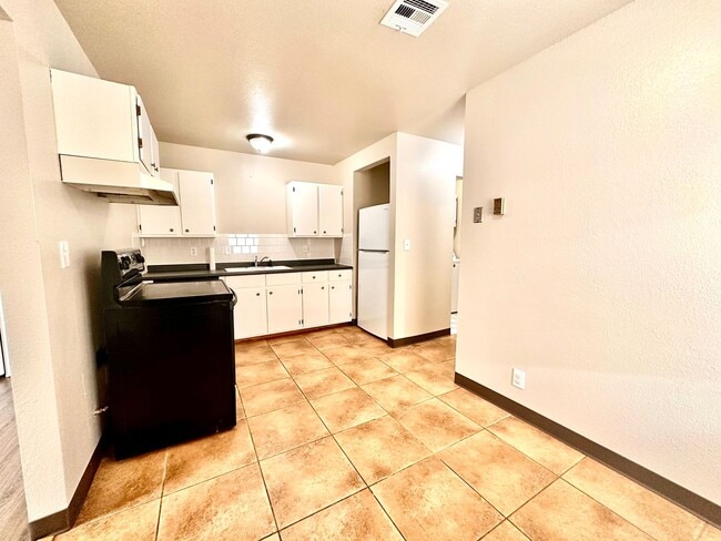 Building Photo - Cute 2-Bed Home with Hardwood Floors and G...