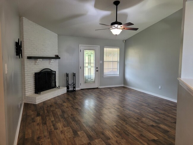Building Photo - 9573 Brentwood Blvd