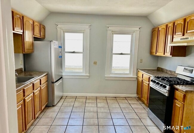 Building Photo - 137 Hollister Ave