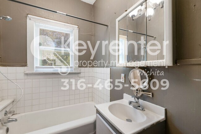 Building Photo - June is free!! Charming 1925 Farm House on 1/3 acre!