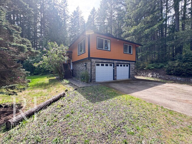 Building Photo - Bright & Spacious Split-Level Home with Gourmet Kitchen, Skylight & Expansive Yard