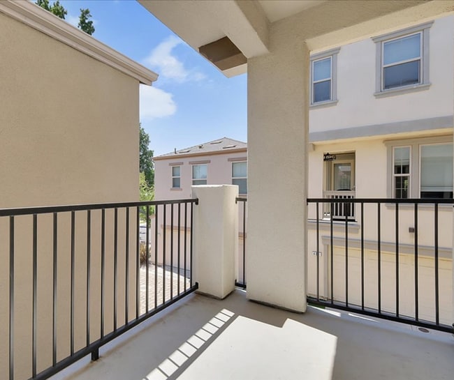 Building Photo - 487 McClatchy Way