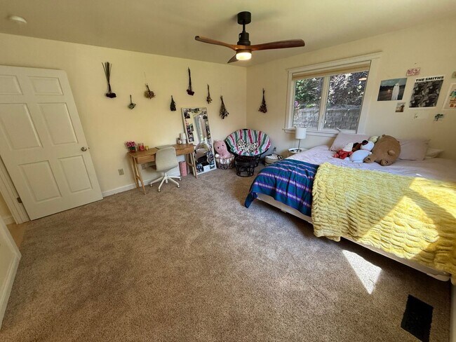 Building Photo - 3 Bed 2 Bath Large Beautiful Home