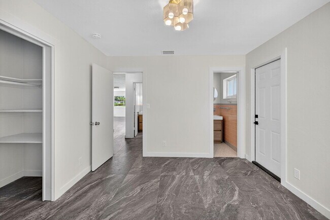 Building Photo - 4442 Sea Grape Dr