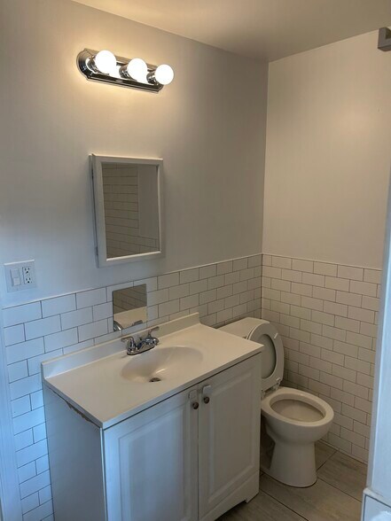 Full bathroom - 28 S Eckar St
