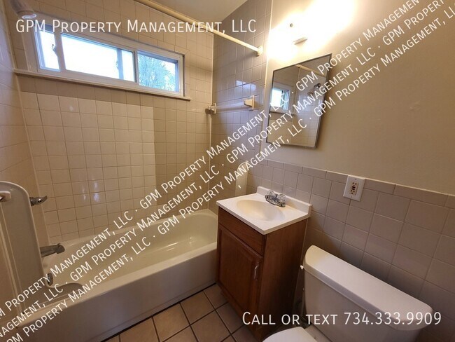 Building Photo - 2253 Delton Ct