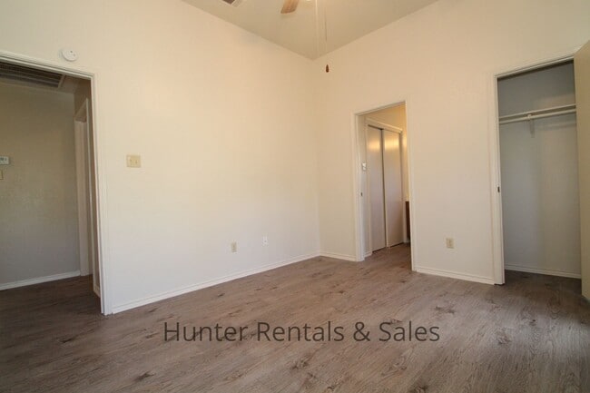 Building Photo - Rent Me!