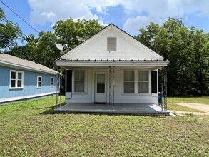 Building Photo - "Charming 2-Bedroom!"