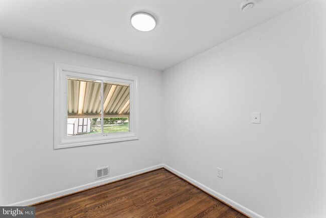 Building Photo - 2521 Fairhill Dr