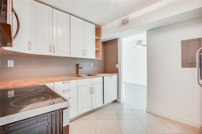 Building Photo - 9500 W Bay Harbor Dr
