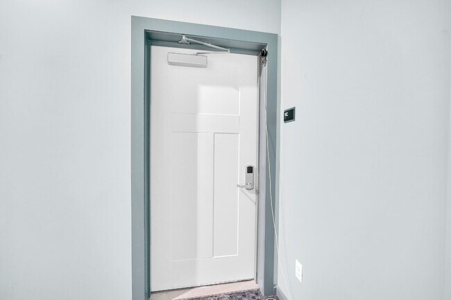 Building Photo - Furnished 2-Bedroom, 2-Bath Apartment near the Medical Campus