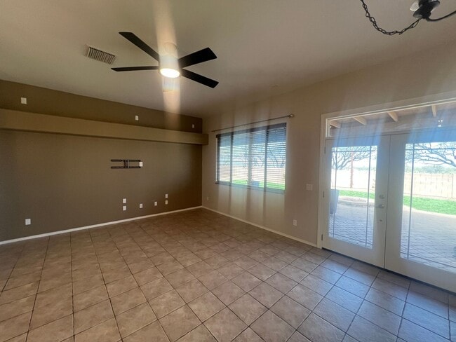 Building Photo - ATTRACTIVE SANTA FE 3 BEDROOM IN VAIL SCHOOL DISTRICT.