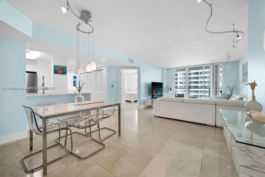 Building Photo - 1155 Brickell Bay Dr