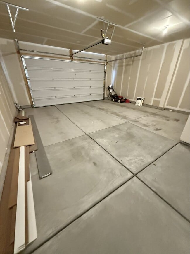 Building Photo - Spacious 3-Bedroom Upper-Level Home in Gra...