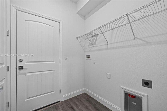 Building Photo - 11 Burgundy Pl