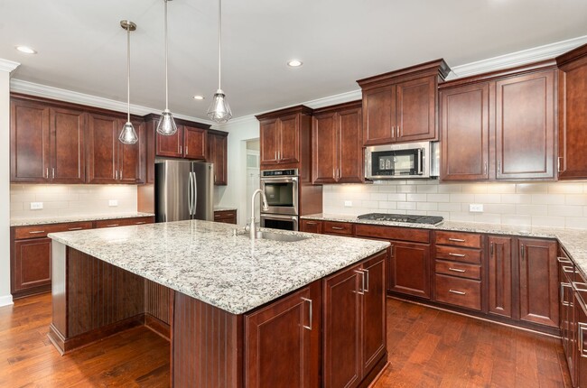 Building Photo - Gorgeous 5 Bedroom Home with First Floor I...