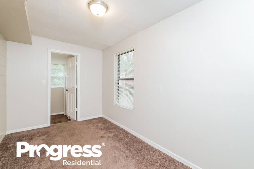 Building Photo - 7244 Rhode Island Dr E
