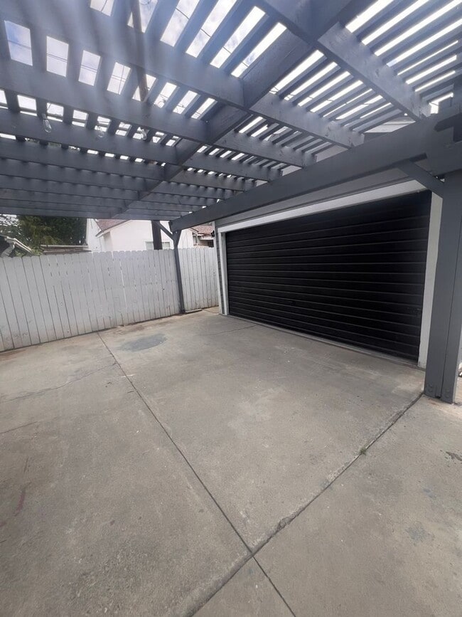 Building Photo - Beautiful 3 Bed / 2 Bath Home with Detached Bonus Space