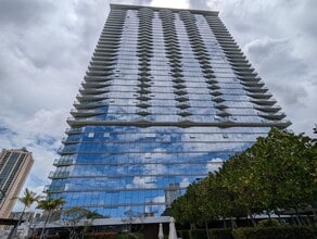 Building Photo - Symphony 2 Bed, 2 Bath, 1 Parking, Mountain views in Kakaako