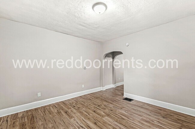 Building Photo - Updated & Budget-Friendly 3-Bedroom Home N...