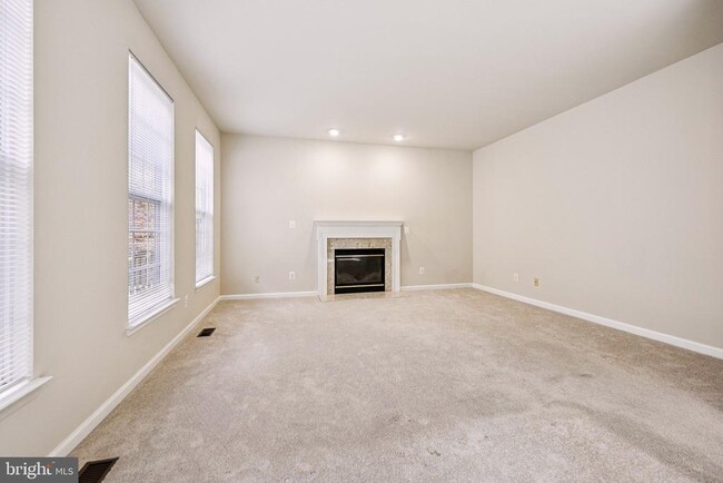 Building Photo - 2880 Myrtlewood Dr