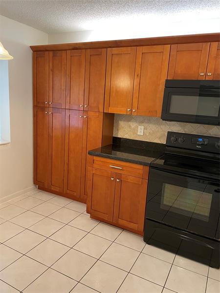 Building Photo - 3733 Carambola Cir N