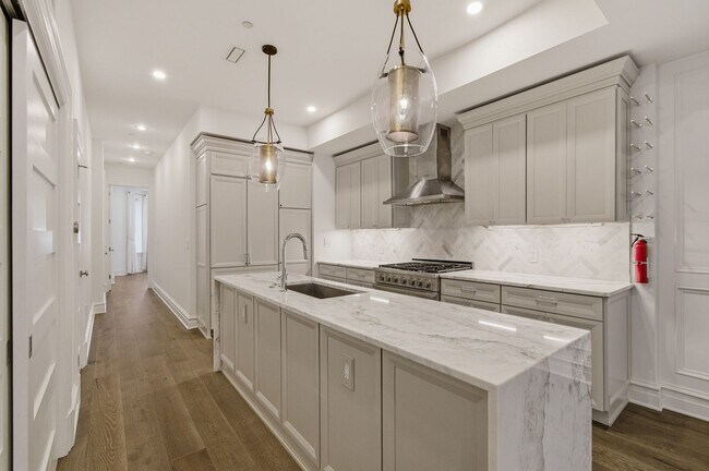 Building Photo - 1340 Kenyon St NW