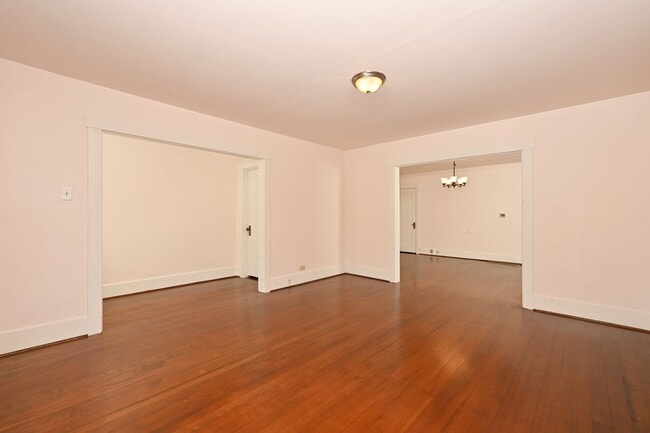 Building Photo - Charming 1BR/1BA Main Floor View Unit in Desired Neighborhood (Sunset Hill)