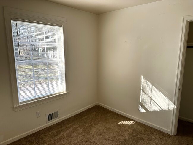 Building Photo - 610 Kent Dr