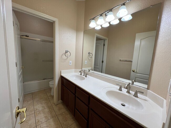 Building Photo - 4 bedrooms, an office and single-story home with a pool!!