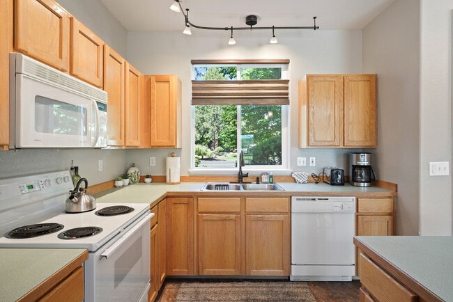 Building Photo - 1084 Golden Pheasant Dr