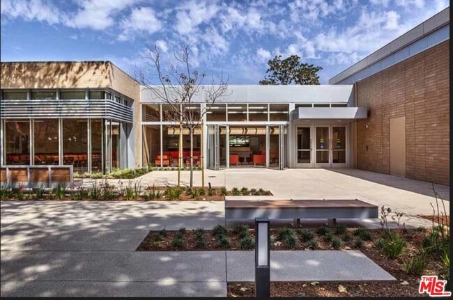 Building Photo - 476 S Roxbury Dr