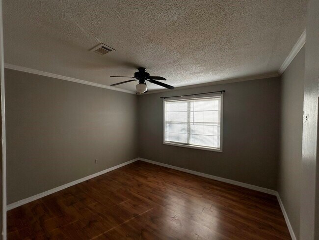 Building Photo - 15 Micanoty Trce