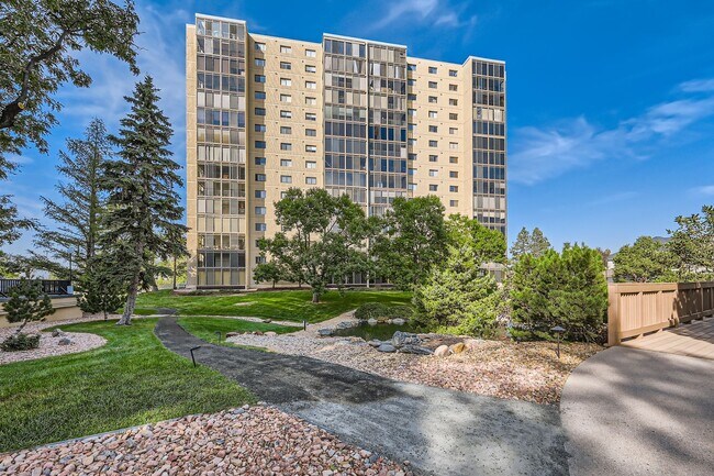 Building Photo - Completely Updated 2 Bedroom 2 Bathroom Condo Available NOW! Garage Parking Included!