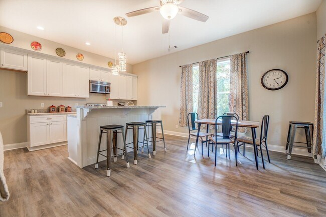 Building Photo - Spacious 3 Bedroom Home located in Histori...