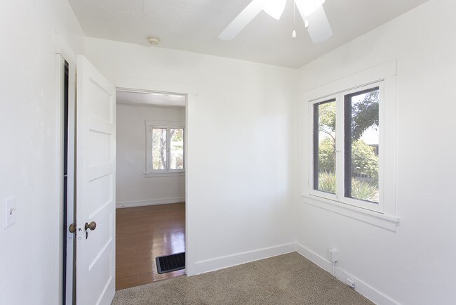 Building Photo - *2 WEEKS FREE!* Cottage in La Jolla w/ Den...