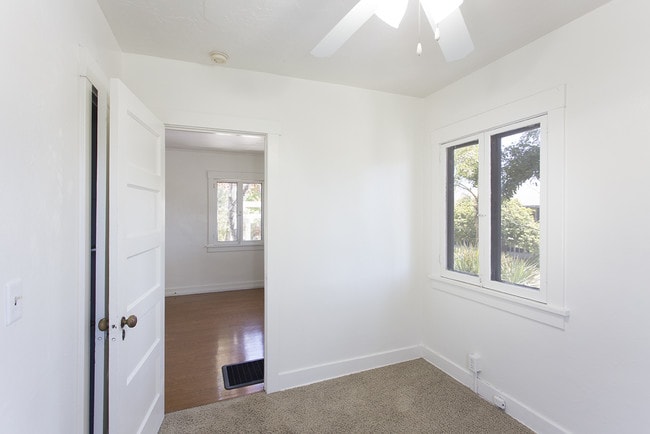 Building Photo - Beautiful Vintage Cottage in La Jolla w/ D...