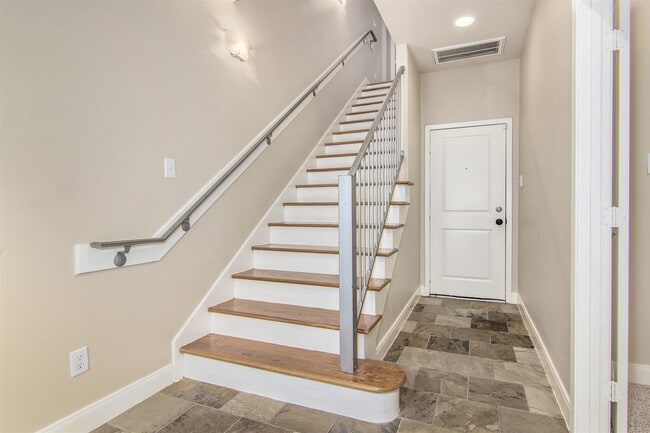 Building Photo - 5227 Lillian St