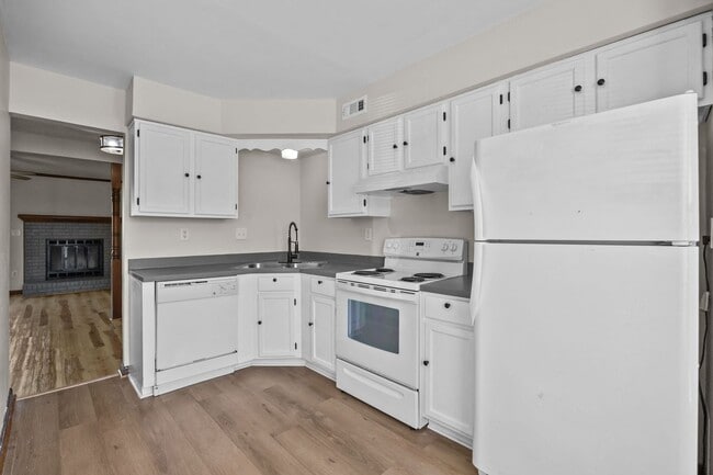 Building Photo - Charming 2 Bed, 2.5 Bath Townhouse for Rent in Virginia Beach!