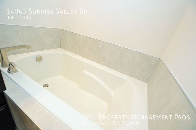 Building Photo - 14043 Sunrise Valley Dr