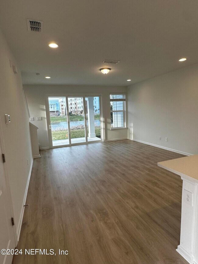Building Photo - 315 Brandon Lks Dr