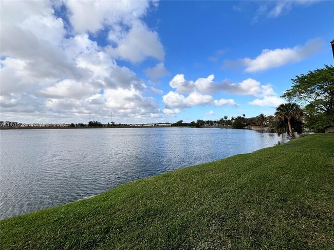 Building Photo - 605 Ives Dairy Rd