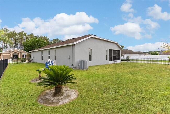 Building Photo - 7619 Crescent Palm Dr